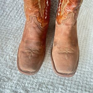 El General cowboy boots  great condition  size 6  can be unisex